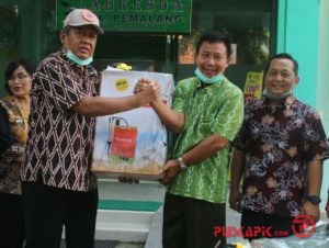 PDAM Bantu Alat Semprot Disinfektan dan APD