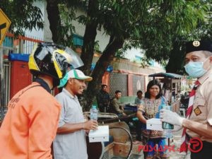 Corona, Pramuka Pemalang Bagikan Nasi Kotak