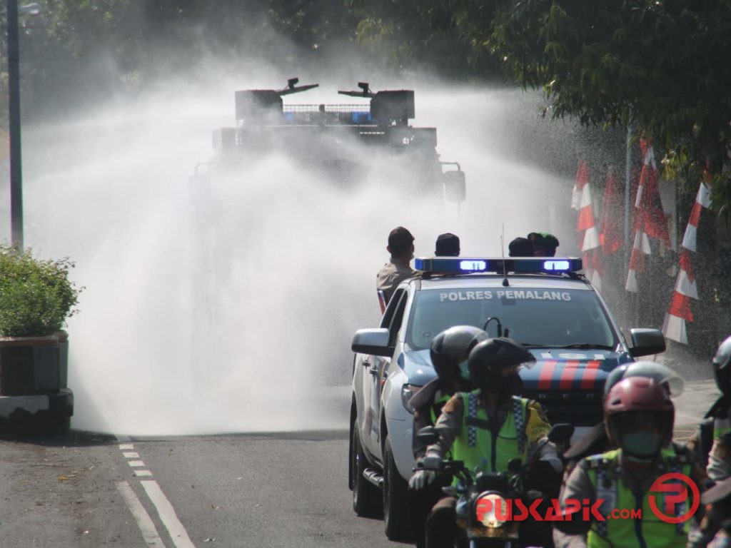 Pagi Ini, Water Canon Semprot Disinfektan di Jalan Sudirman