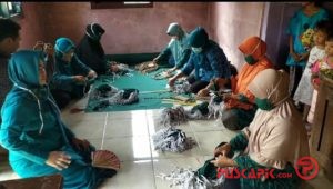 Ibu-ibu PKK di Kabupaten Tegal Produksi Ribuan Masker