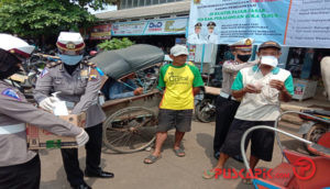 Satlantas Polres Pekalongan Bagikan Suplemen Makanan dan Masker ke Tukang Becak