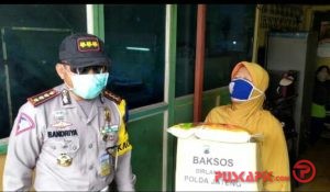 Salut! Dirlantas Polda Jateng Blusukan Bagikan Sembako