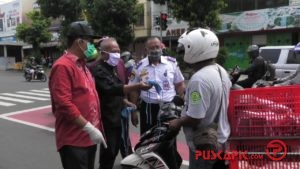 Lihat, Bupati Banyumas Turun ke Jalan Razia Masker