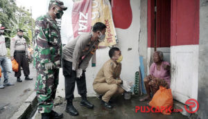 Bupati Batang, Dandim, dan Kapolres Door to Door Bagikan Sembako ke Warga