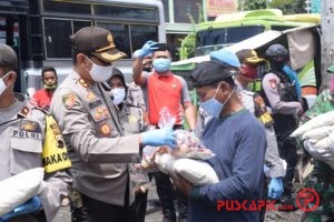 Di Pemalang, Kuli Panggul dan Yatim Piatu Terima Bingkisan dari TNI-Polri