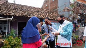 Pemkot dan IPeKB Bagikan 100 Paket Sembako dan Masker