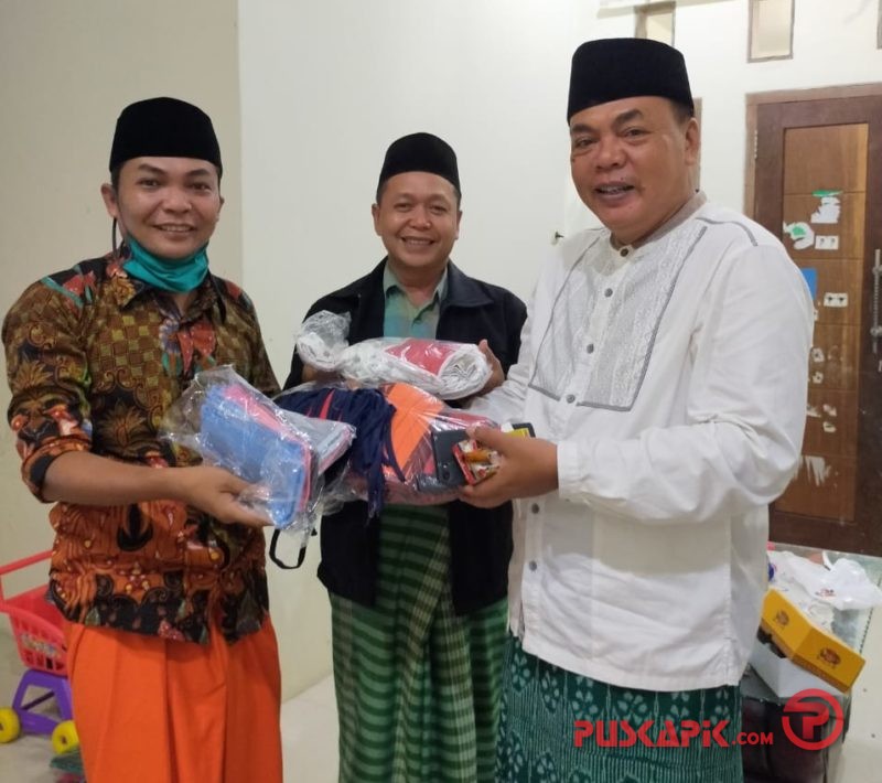 Anggota DPRD Pemalang Bagi Masker dan Disinfektan