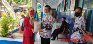 Salut! PGRI Pemalang Bagikan Beras untuk Guru Wiyata Bakti