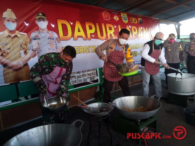 TNI-Polri Pemalang Bagikan Nasi untuk Berbuka Puasa