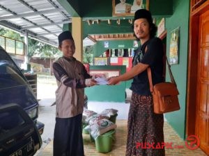 Lesbumi PCNU Pekalongan Bagikan Bingkisan Lebaran untuk Guru Ngaji