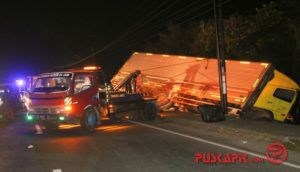 Evakuasi Truk Ekspedisi Nyungsep ke Parit Berlangsung Dramatis, Sopir Tewas