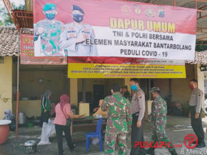 Buka Dapur Umum, Polsek Bantarbolang Bagikan Nasi Kotak ke Warga