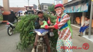 Lihat, di Pemalang Ada Badut Bagi Takjil dan Masker