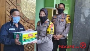 Polisi Bagi Sembako kepada Marbot, Takmir Masjid dan Guru Ngaji