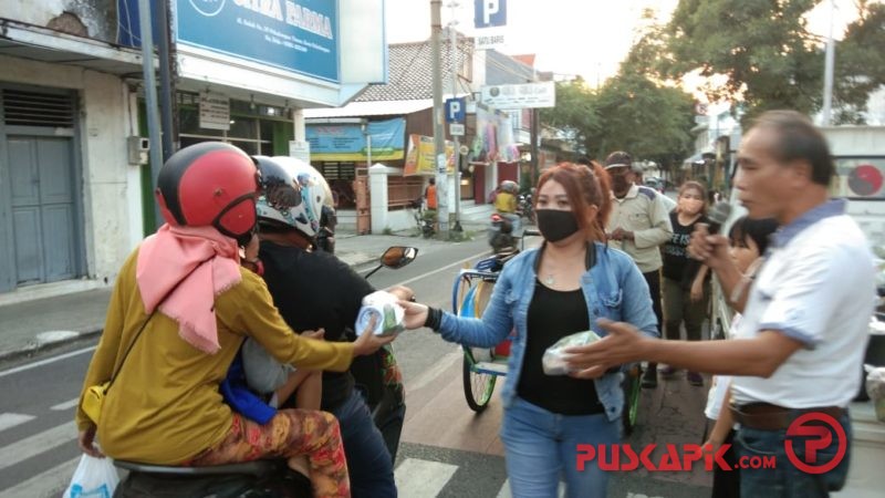 Warga Tionghoa Pekalongan Bagikan Nasi untuk Berbuka