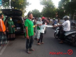 Anggota FPKB DPRD Pemalang, Bagikan Takjil dan Masker