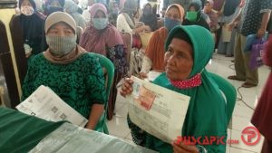 Ribuan Warga Pekalongan Berdesakan Ambil Bansos Covid-19