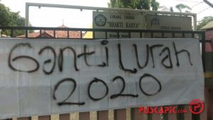 Warga Pekuncen Pekalongan, Pasang Banner Ganti Lurah