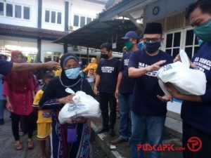 Alumni SMAN Comal Bagikan Ratusan Paket Sembako