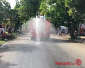 Usai Lebaran, Jalan Perkotaan di Batang Disemprot Disinfektan