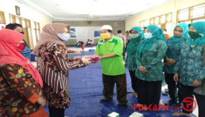 TP PKK Kota Pekalongan Beri Bantuan dan Semangati Pengungsi Banjir Rob