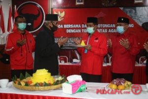 Bulan Bung Karno, DPC PDIP Pemalang Potong Tumpeng