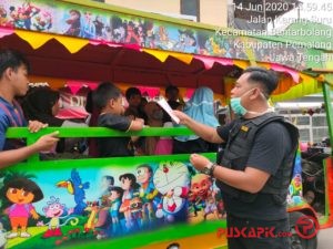 Edukasi Masyarakat, Polres Pemalang Bagi Nasi Kotak dan Masker