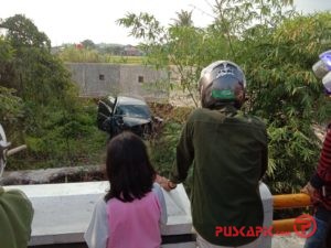 Sopir Ngantuk, Minibus Terjun ke Pekarangan Dekat Sungai Clebak Randungdongkal