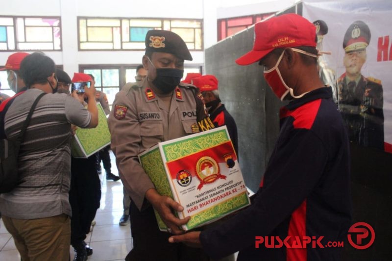 Di Pemalang, Petugas Kebersihan Dapat Sembako dari TNI-Polri