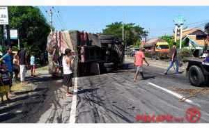 Terjang Jalan Bergelombang, Truk Tronton Terguling