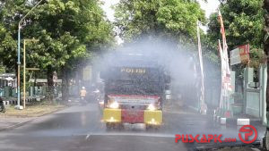 Polres Tegal dan PMI Semprot Disinfektan Skala Besar