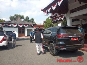 Cegah Corona Meluas, Mobil Dinas DPRD Pemalang Disemprot Disinfektan