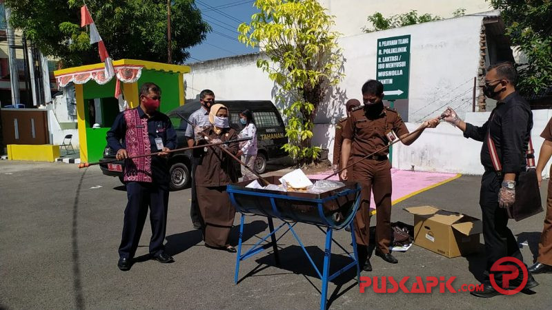 Kejari Tegal Musnahkan Puluhan Barang Bukti Kejahatan