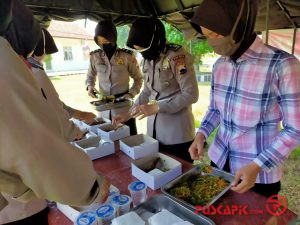 Polres Pekalongan Bagikan Ratusan Nasi Kotak