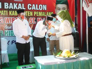 Deklarasi Aman, Cium Tangan Ibu Sebelum Daftar ke KPU Pemalang