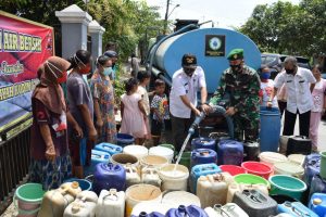 Kekeringan, Warga di Kabupaten Tegal Serbu Bantuan Air Bersih dari Kodim