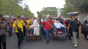 Dikawal Pendukung, Fadia A Rafiq Daftar Cabub, Naik Becak