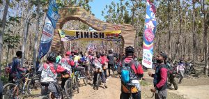 Asik! Gowes Bareng di Tengah Rimbunnya Hutan Jati Surajaya