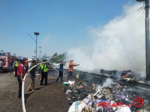 Penampungan Sampah Terbakar, Pengguna Jalan di Pemalang Terganggu