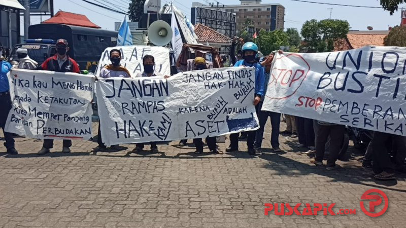 Di-PHK Sepihak, Ratusan Buruh PT Pajitex Pekalongan Demo