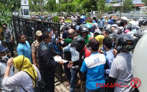 Heboh, Dua Anggota DPRD Pekalongan Bagi-Bagi Uang di Tengah Demo Buruh