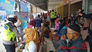 Penumpang di Terminal IBC Wiradesa Membeludak, Polres Pekalongan Bagikan Masker