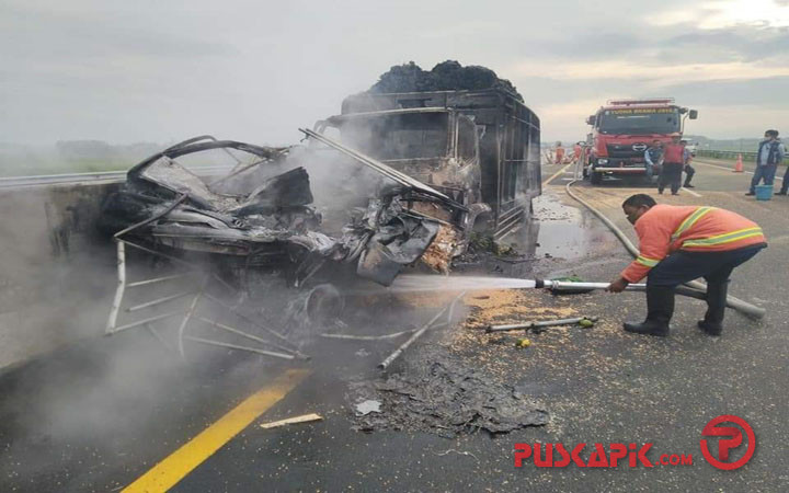 Kecelakaan Beruntun di Jalan Tol Pemalang, Truk dan Pickup Terbakar