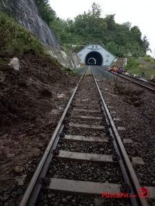 Rel Tertimbun Tanah Longsor, Perjalanan Kereta Api Terganggu