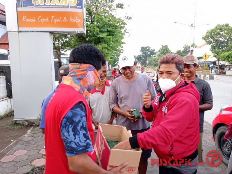 Peduli Sesama, Baguna PDIP Pemalang Bagikan Nasi Bungkus dan Teh Hangat