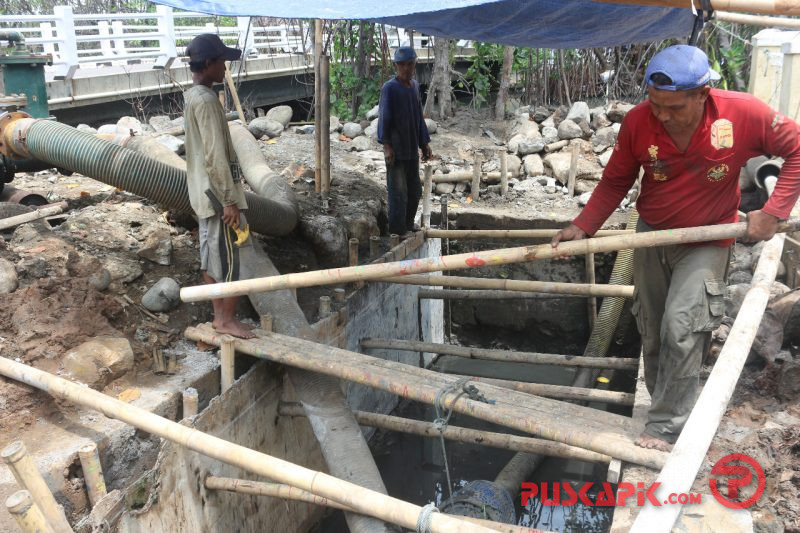 Antisipasi Banjir, DPUPR Kota Pekalongan Pasang Pompa di Titik Rawan Genangan