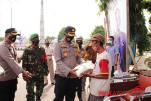 Gelar Bhakti Sosial, Polres Pekalongan Bagikan Ratusan Paket Beras Kepada Masyarakat Terdampak Covid-19