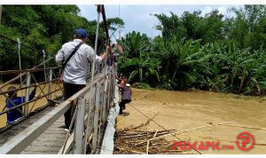 Di Kabupaten Tegal, Banjir Terjang Permukiman Warga dan Jembatan Gantung