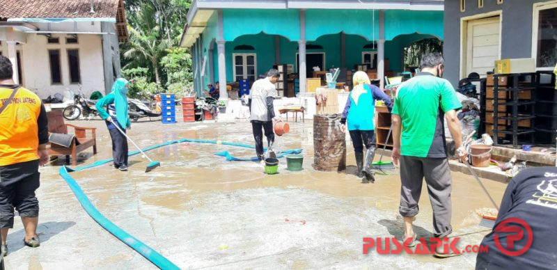 Lihat! Guru MAN 2 Brebes Spontan Bergerak Peduli Banjir Bantarkawung