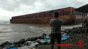 Diterjang Kapal Tongkang, Sejumlah Warung Porak-poranda